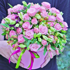 Box with roses and alstroemeria