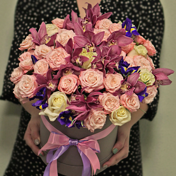 Bouquet in a large hatbox Sensation buy with delivery