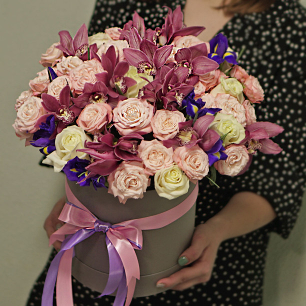 Bouquet in a large hatbox Sensation buy with delivery