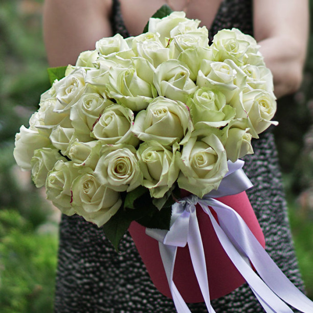 33 white roses in a hatbox buy with delivery