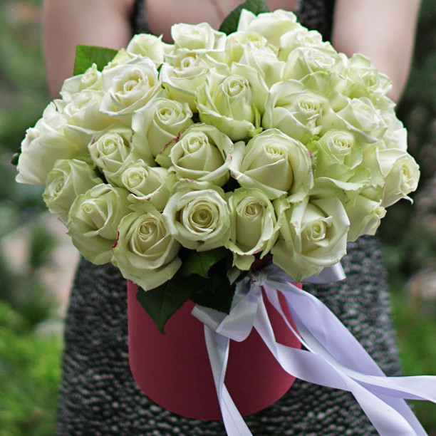 33 white roses in a hatbox buy with delivery