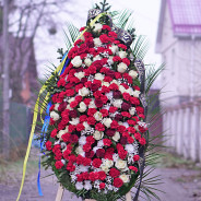 Funeral wreath with carnations on a tripod h 180 cm buy with delivery