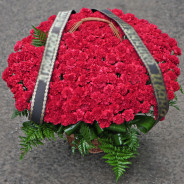 Корзина ритуальная 250 гвоздик купить с доставкой