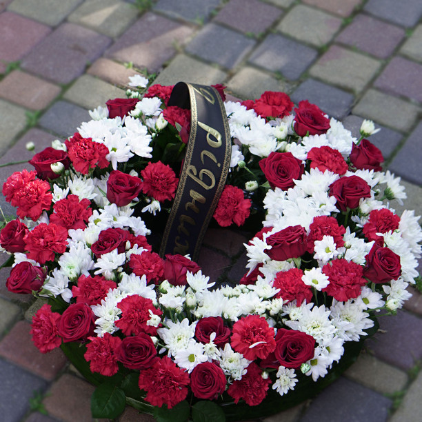 Funeral wreath with roses and carnations No. 97 buy with delivery