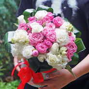 Hat box with roses and eustoma buy with delivery