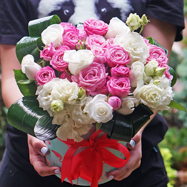 Hat box with roses and eustoma buy with delivery