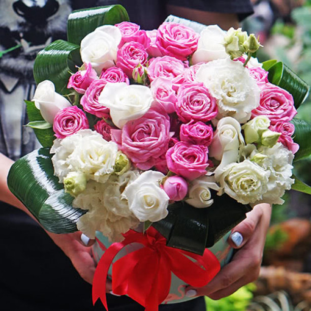 Hat box with roses and eustoma buy with delivery