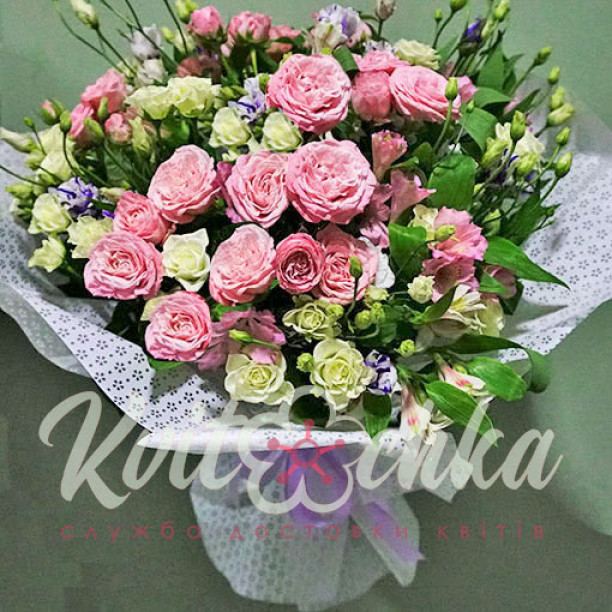Bouquet with garden roses Splendor of colors buy with delivery
