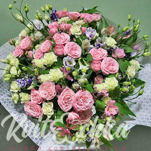 Bouquet with garden roses Splendor of colors buy with delivery