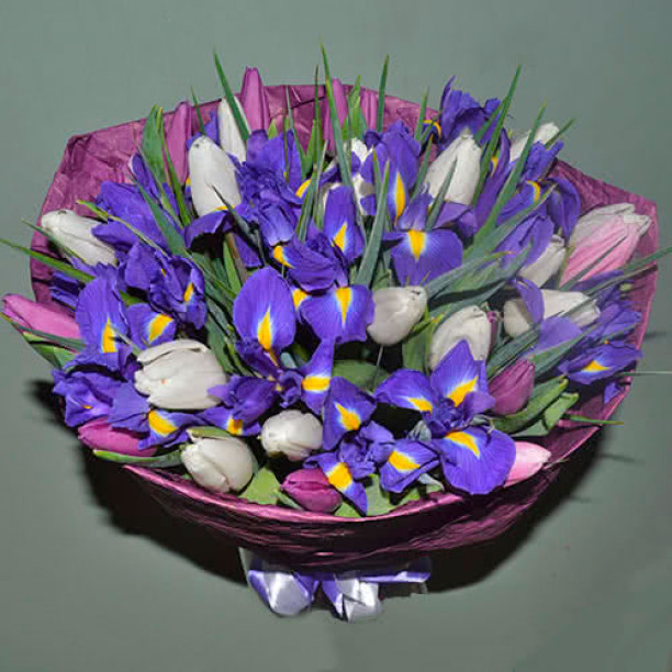 Весенний микс (25 ирисов + 20 тюльпанов) купить с доставкой