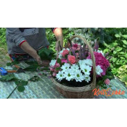 Цветочная корзина с гортензиями и летними цветами на заказ