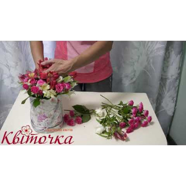 Яркие цветы в шляпной коробке "Презент" на заказ в Киеве